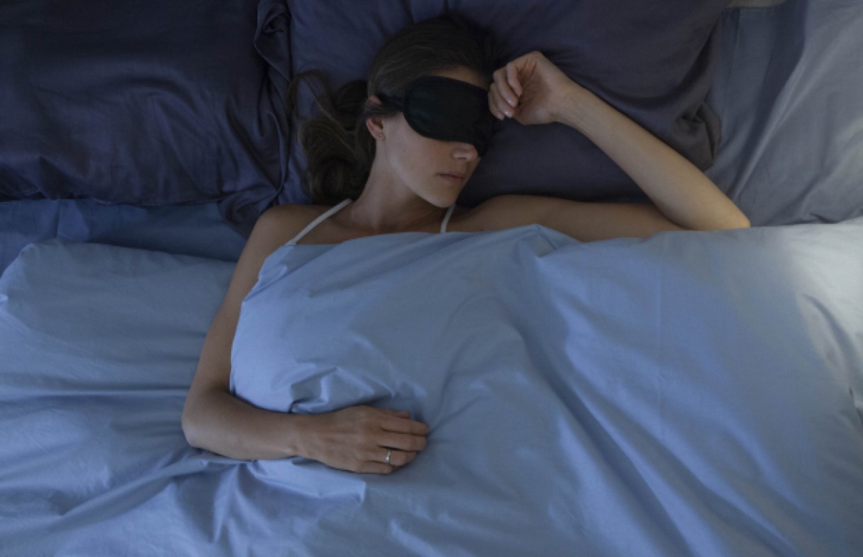 アイマスクを寝るときにつけるメリット・デメリットは？睡眠用アイマスクの選び方とおすすめ商品も紹介